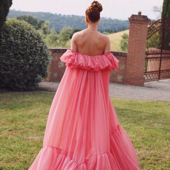 Vestido de Marina Ruy Barbosa de Marina Ruy Barbosa no casamento de Lala Rudge deixou costas da atriz à mostra