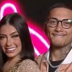 Mirella e Dynho foram vistos juntos na saída de uma balada de luxo em São Paulo na madrugada desta quarta-feira (01)