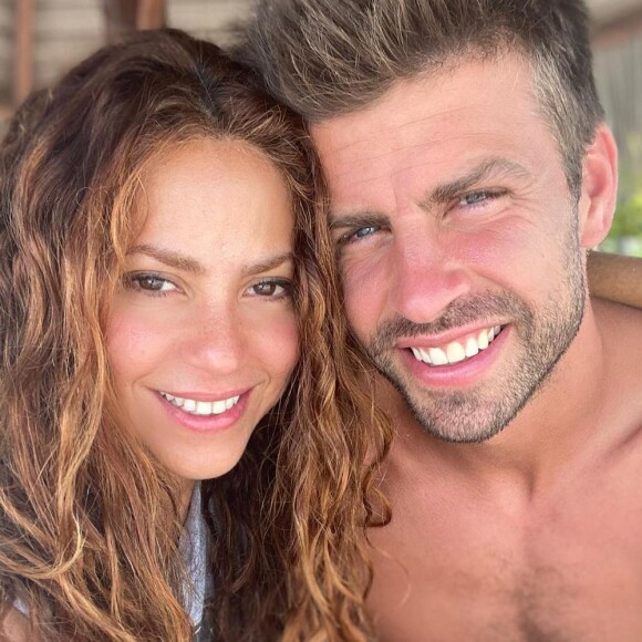 Shakira e Gerard Piqué separados: o divórcio aconteceu porque a cantora teria pego o jogador no flagra com outra mulher
