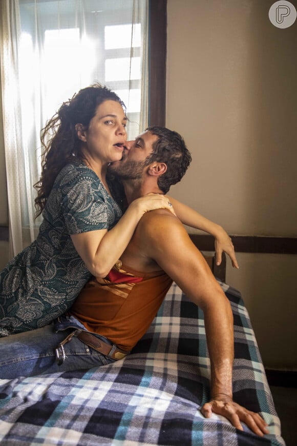 Novela 'Pantanal': após sexo com Levi (Leandro Lima), Maria Bruaca (Isabel Teixeira) transa com o peão Alcides (Juliano Cazarré)