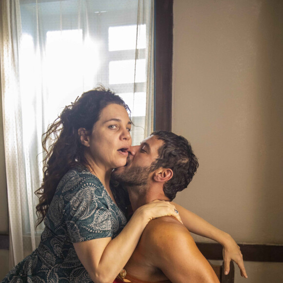 Novela 'Pantanal': após sexo com Levi (Leandro Lima), Maria Bruaca (Isabel Teixeira) transa com o peão Alcides (Juliano Cazarré)