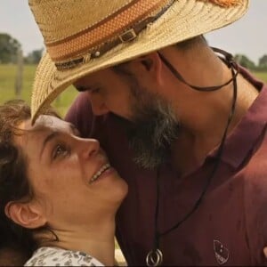 Novela 'Pantanal': Maria Bruaca (Isabel Teixeira) surpreende Alcides (Juliano Cazarré), em quem já deu beijo durante passeio de barco