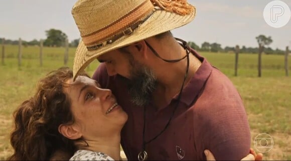 Novela 'Pantanal': Maria Bruaca (Isabel Teixeira) surpreende Alcides (Juliano Cazarré), em quem já deu beijo durante passeio de barco