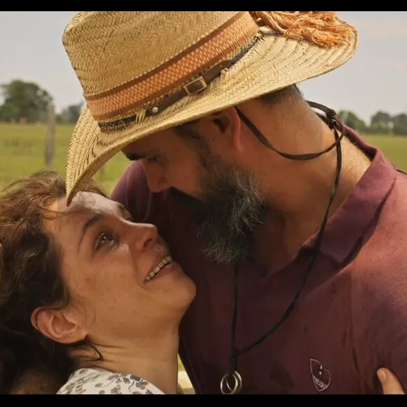 Novela 'Pantanal': Maria Bruaca (Isabel Teixeira) surpreende Alcides (Juliano Cazarré), em quem já deu beijo durante passeio de barco