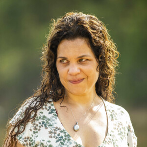 Novela 'Pantanal': Maria Bruaca (Isabel Teixeira) se insinua para Alcides (Juliano Cazarré) ao pegá-lo terminando refeição no galpão