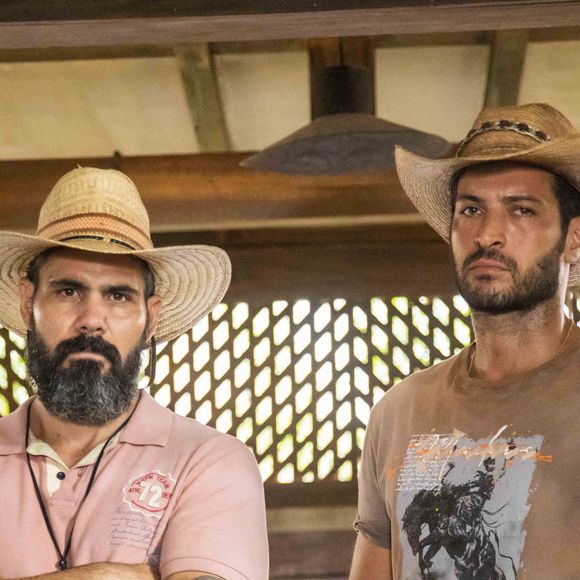 Novela 'Pantanal': Maria Bruaca (Isabel Teixeira) se dividiu entre Levi (Leandro Lima) e Alcides (Juliano Cazarré)