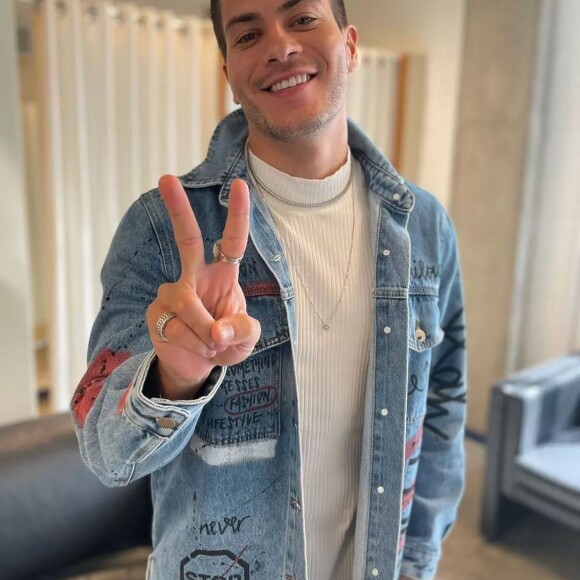 Vou aproveitar para fazer outra cirurgia que preciso no meu nariz, que também tem me atrapalhado a cantar e respirar ao dormir", esclareceu Arthur aos fãs