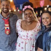 Grávida de 6 meses, Viviane Araújo elege um cropped e exibe barriga em festa junina de Cacau Protásio
