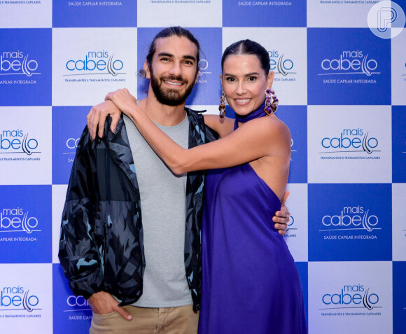 Deborah Secco acompanhada do marido, Hugo Moura, em evento de rede de transplantes e tratamentos capilares