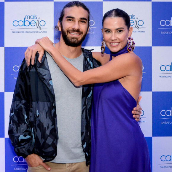 Deborah Secco acompanhada do marido, Hugo Moura, em evento de rede de transplantes e tratamentos capilares