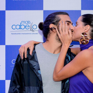 Deborah Secco trocou beijos com Hugo Moura no Hotel Nacional, em São Conrado, Zona Sul do Rio
