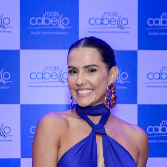 Deborah Secco usou um look de cetim azul sem sutiã