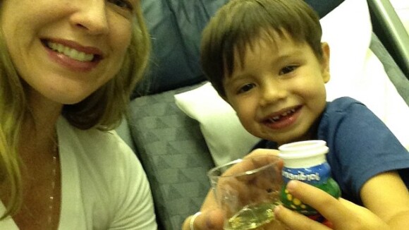 Luana Piovani faz um brinde com o filho, Dom, no avião: 'Papai nos espera'