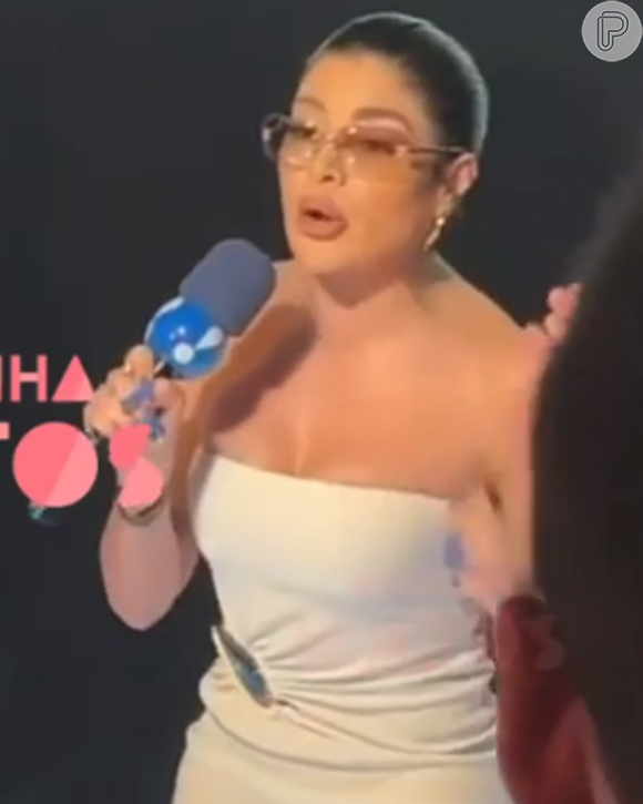 Durante a festa de Simaria, Gkay pegou o microfone de um repórter da RedeTV! e falou com Sônia