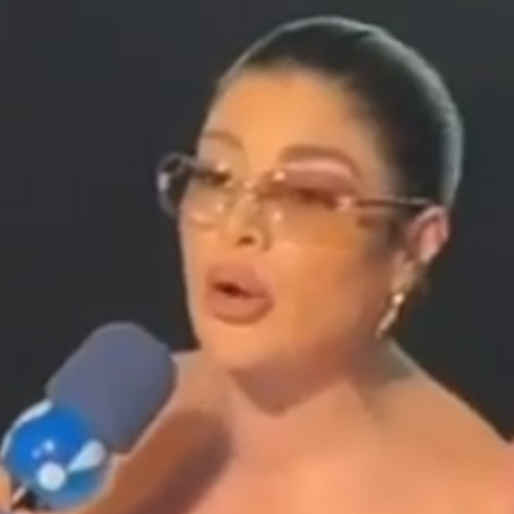 Durante a festa de Simaria, Gkay pegou o microfone de um repórter da RedeTV! e falou com Sônia