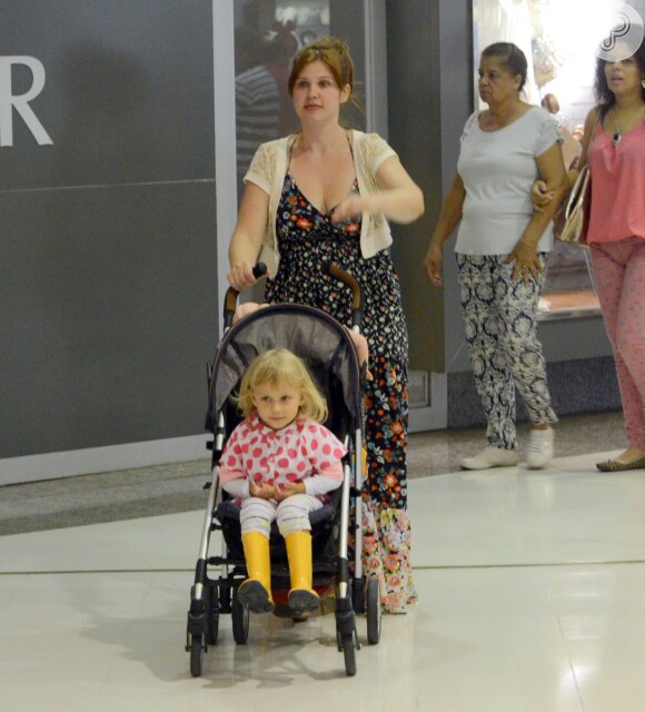 Carolinie Figueiredo no shopping com Bruna Luz, de 3 anos, nesta segunda-feira, 15 de dezembro de 2014