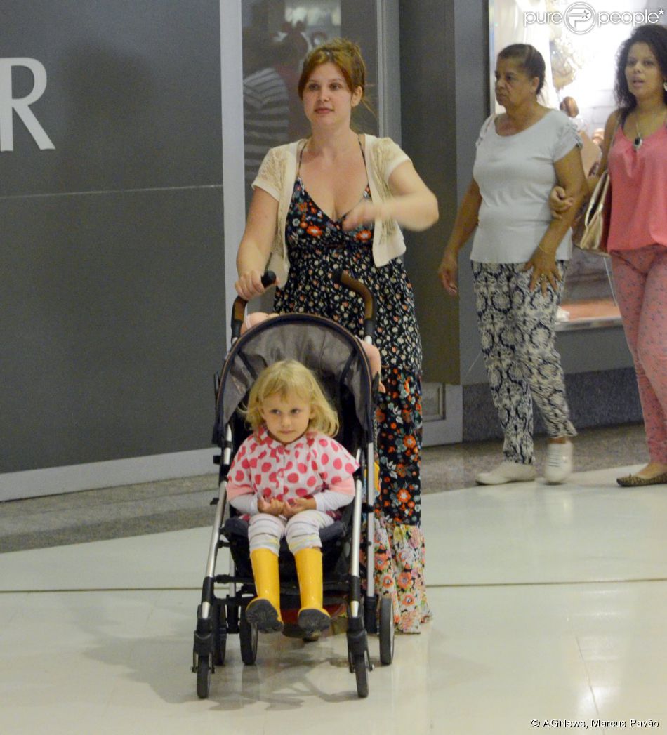Carolinie Figueiredo no shopping com Bruna Luz, de 3 anos, nesta segunda-feira, 15 de dezembro de 2014
