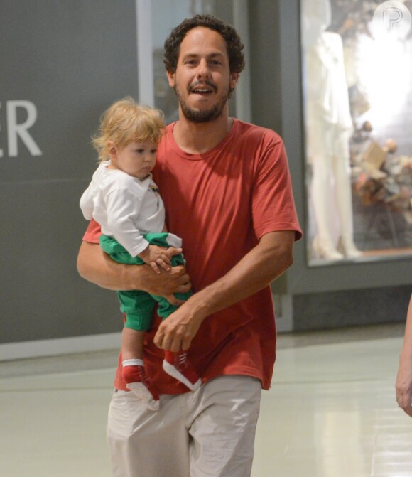 Guga Coelho ficou todo o tempo com o filho Theo de apenas nove meses