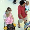 Carolinie Figueiredo e seu marido, o diretor Guga Coelho, passearam pelo shopping Village Mall, na Barra da Tijuca, Zona Oeste do Rio. O casal estava acompanhado pelos filhos Bruna Luz, de 3 anos e Theo de apenas nove meses