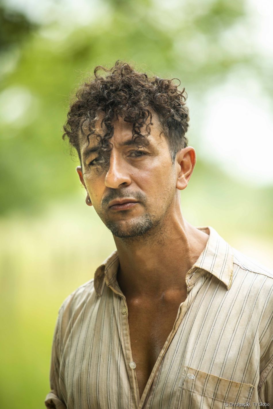 Ator da novela 'Pantanal' Irandhir Santos descobriu que teria que passar por cirurgia no ombro