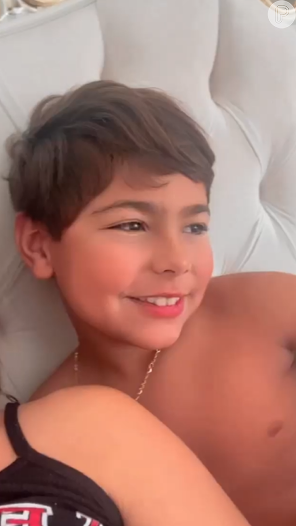 Henry, filho de Simone e Kaká Diniz, tomou conta das redes sociais da mãe para contar a madrugada no hospital