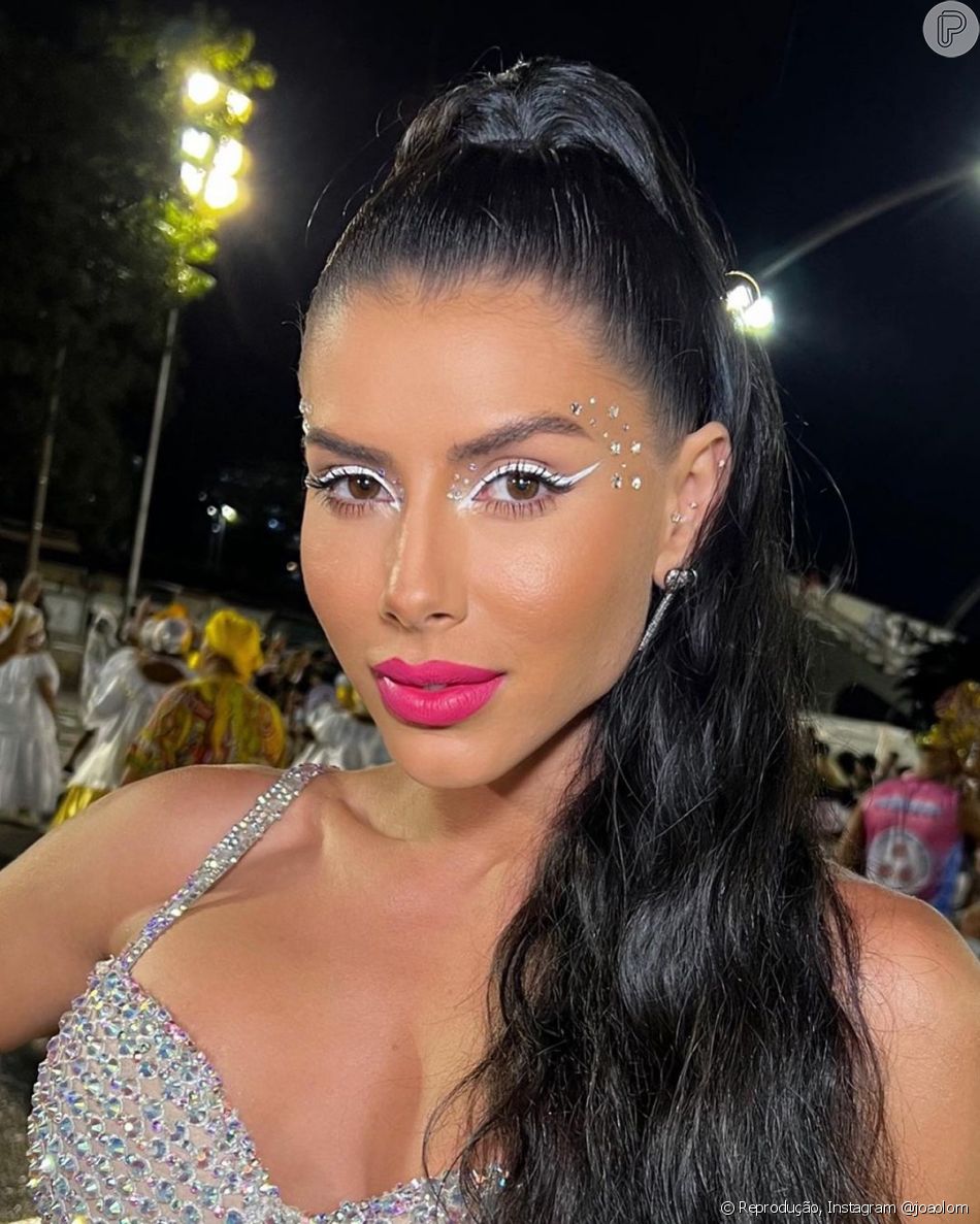 Maquiagem em tom de branco com pedrarias é hit para temporada