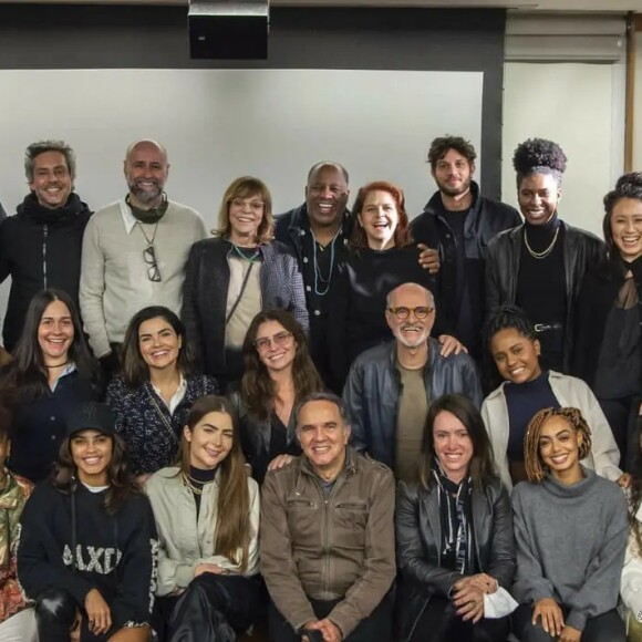 Elenco de 'Travessia' se reúne em primeira foto oficial