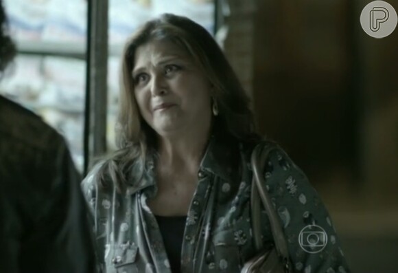 Perturbada com o sumiço do filho, Jurema (Elizângela) vai procurar Cora (Marjorie Estiano) para perguntar o paradeiro de Jairo (Julio Machado)