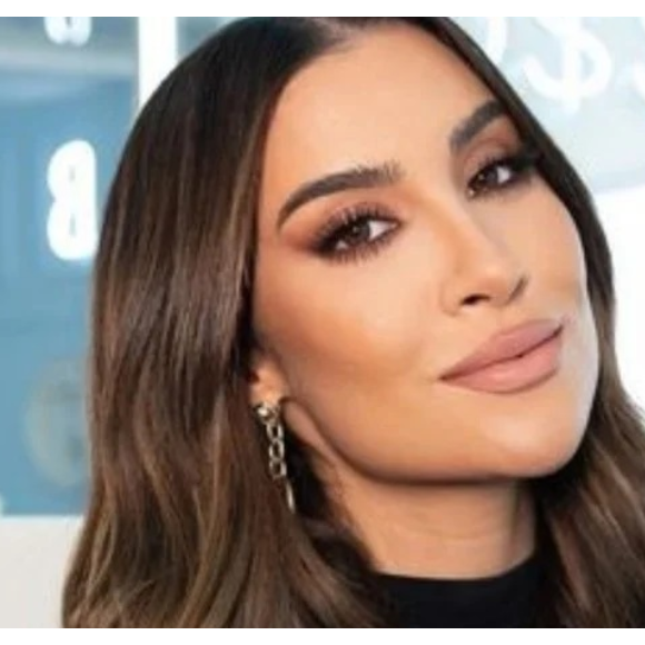 Após quebrar o silêncio sobre menáge, influenciadora rebateu críticas que vem recebendo