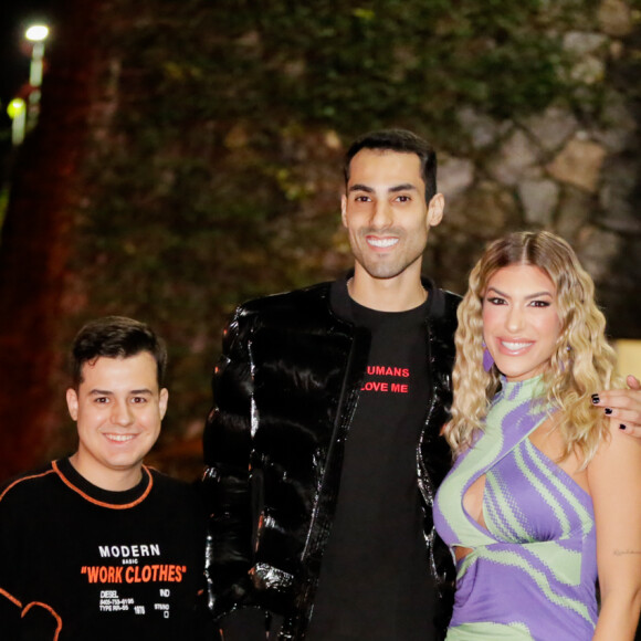 Douglas Souza e Lorena Improta marcaram presença em festa na casa de Luciano Huck