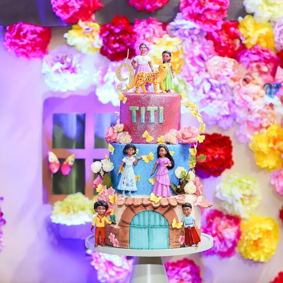 Detalhe para o bolo de aniversário de Títi, filha de Giovanna Ewbank e Bruno Gagliasso