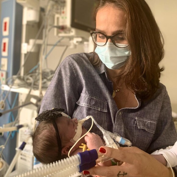 Filha de Juliano Cazarré: 'Ela tem se recuperado bem e nos últimos dias ganhou os parabéns dos amigos médicos', conta o ator