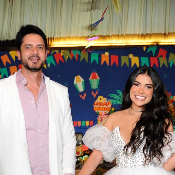 Ex-BBB Munik Nunes posou para fotos com o namorado, Paulo Simão