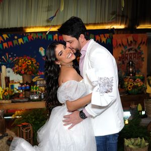 Ex-BBB Munik Nunes trocou carinhos com namorado, Paulo Simão, em festa de aniversário