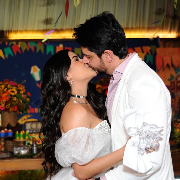 Aniversário de Munik Nunes contou com a presença de Paulo Simões, namorado da ex-BBB, com direito a muitos beijos