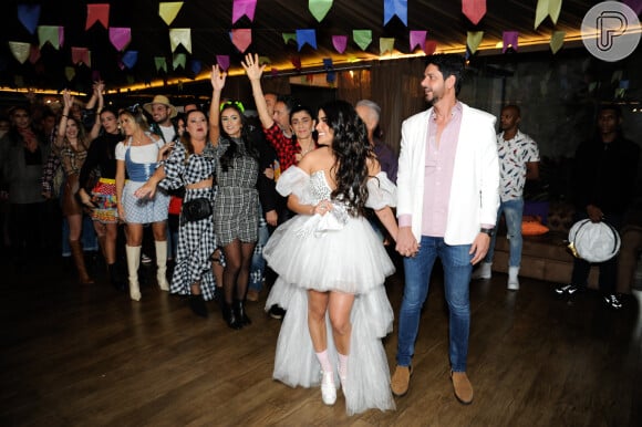 Ex-BBB Munik Nunes investiu em uma noiva caipira para festa de aniversário