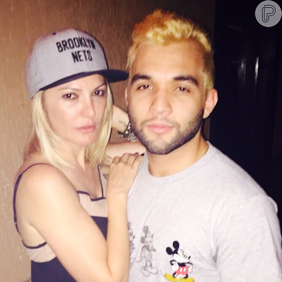 Antonia Fontenelle assumiu publicamente o namoro ao postar em seu Instagram uma foto de Jonathan com os cabelos loiros
