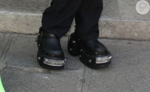 Filha de Kim Kardashian usa sapato diferentão em evento de moda em Paris