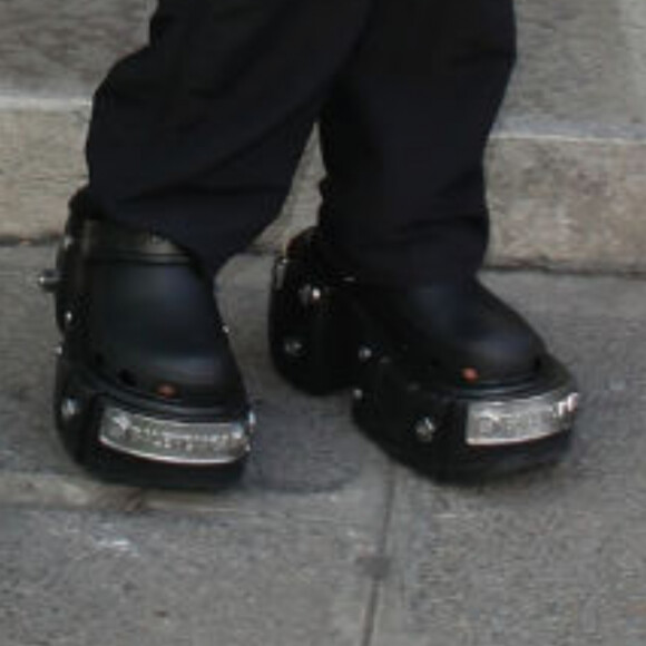 Filha de Kim Kardashian usa sapato diferentão em evento de moda em Paris