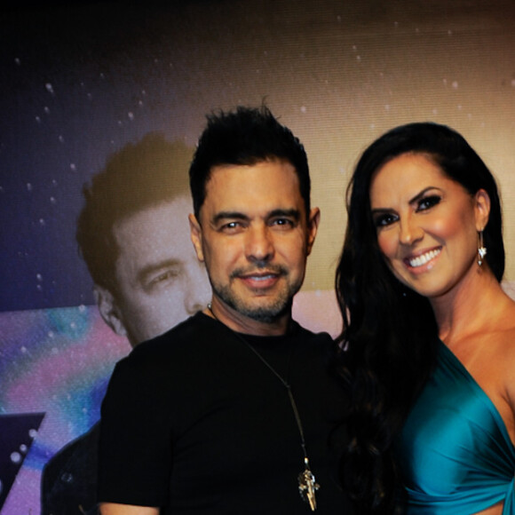 Graciele Lacerda apostou em vestido com fenda e recorte para prestigiar o noivo, Zezé Di Camargo