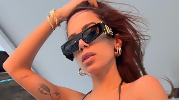 Anitta escolhe biquíni sexy para passeio na Itália, mas relógio de R$ 252 mil rouba a cena. Aos detalhes!