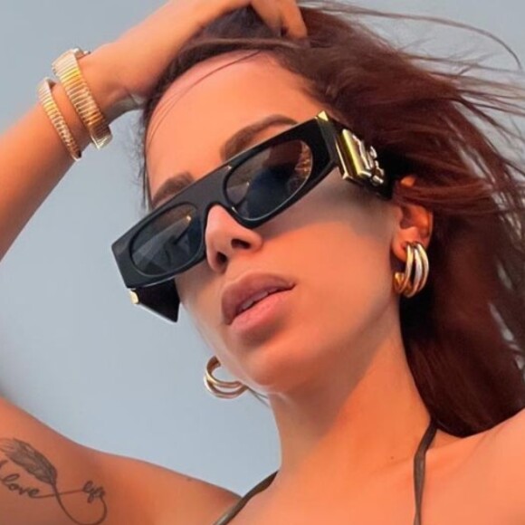Anitta aposta em biquíni sexy Dolce & Gabbana em passeio de lancha na Italia, em 9 de julho de 2022