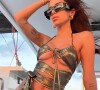 Anitta escolheu óculos Dolce & Gabbana para passeio de lancha