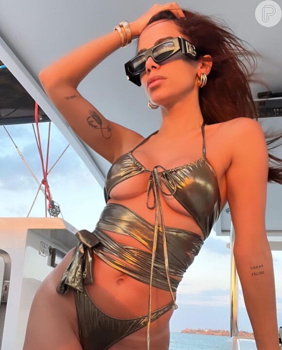 Anitta escolheu óculos Dolce & Gabbana para passeio de lancha