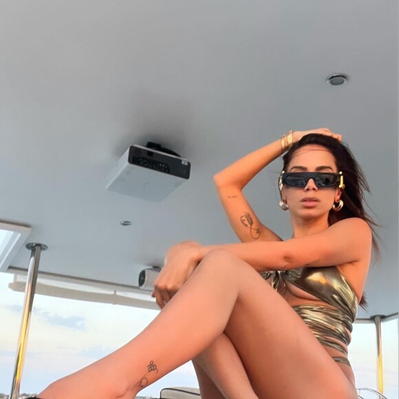 Anitta aposta em look sexy Dolce & Gabbana para passeio de lancha na Italia