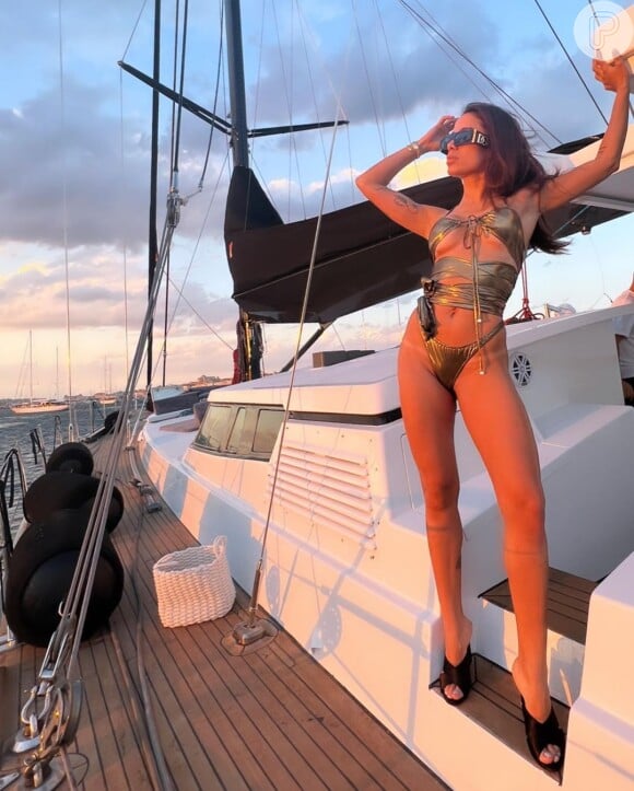 Anitta aposta em biquíni sexy Dolce & Gabbana em passeio de lancha na Italia