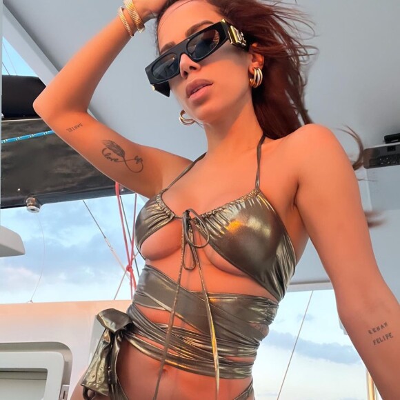 Anitta usa biquíni dourado Dolce & Gabbana