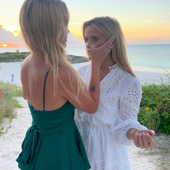 Reese Witherspoon teve a maquiagem ajeitada pela filha mais velha, Ava Phillippe, em dia na praia