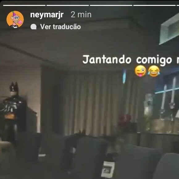 No fim de semana, Neymar publicou stories mostrando que estava sozinho