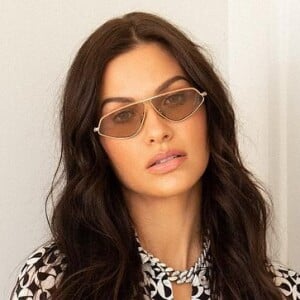 Andressa Suita combina óculos marrom e bolsa prata com look p&b despojado